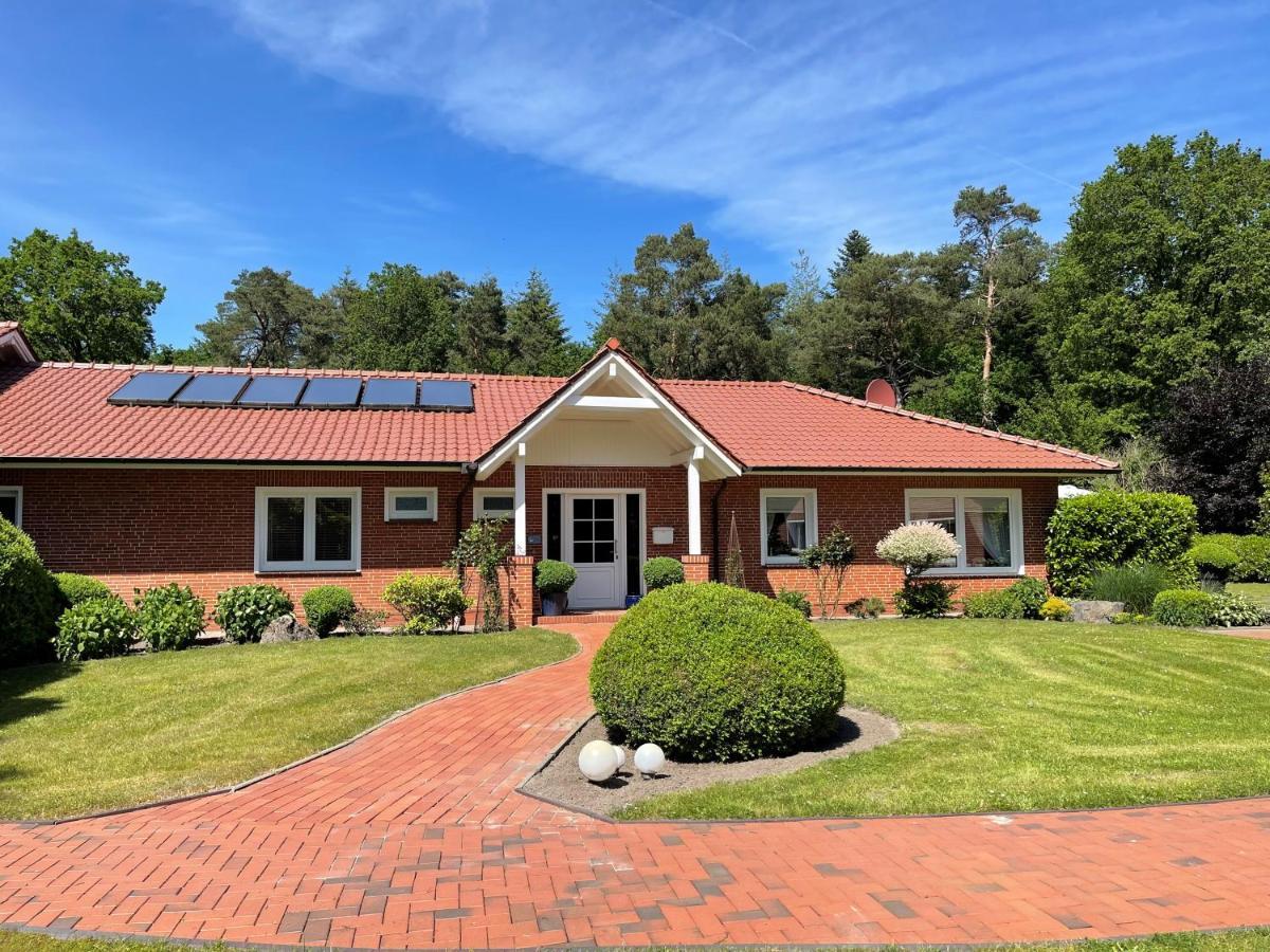 Landhaus Am Wald Mit Garten Mit 1 Schlafnische Und 1 Schlafzimmer Aurich Exterior foto