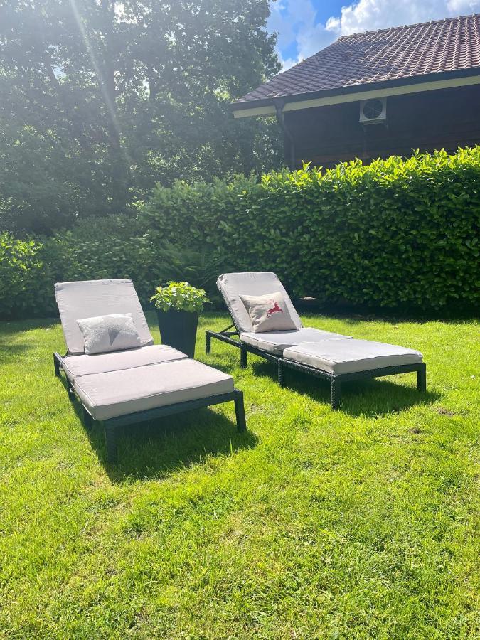Landhaus Am Wald Mit Garten Mit 1 Schlafnische Und 1 Schlafzimmer Aurich Exterior foto